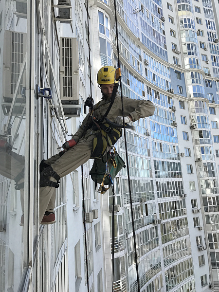 Мытьё фасадов в торговом центре Мытьё фасадов в торговом центре